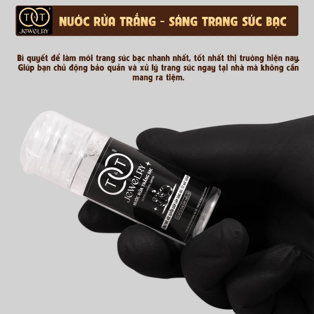 Một chai nước rửa trắng sáng trang sức bạc T&T Jewelry được cầm trên tay đeo găng đen